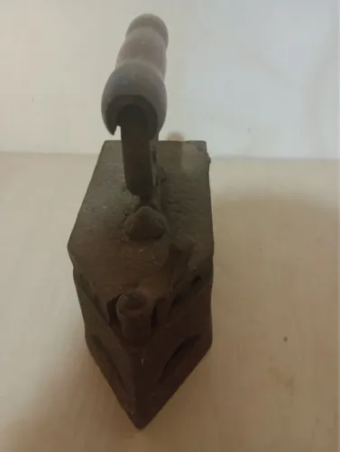 Ferro de passar antigo