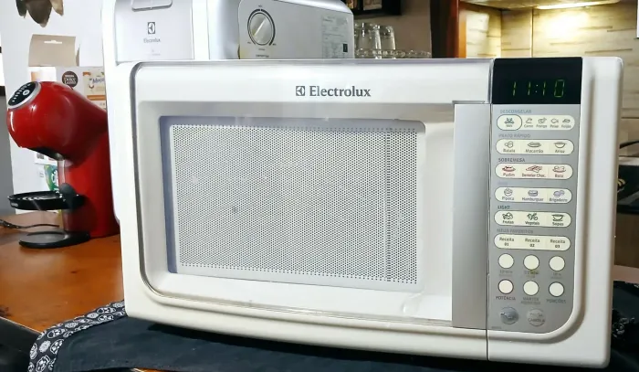 Microondas Electrolux 110V/23L moderno, funcionando, super conservado. É só usar. Compare.