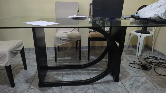 Mesa de vidro com pé de madeira