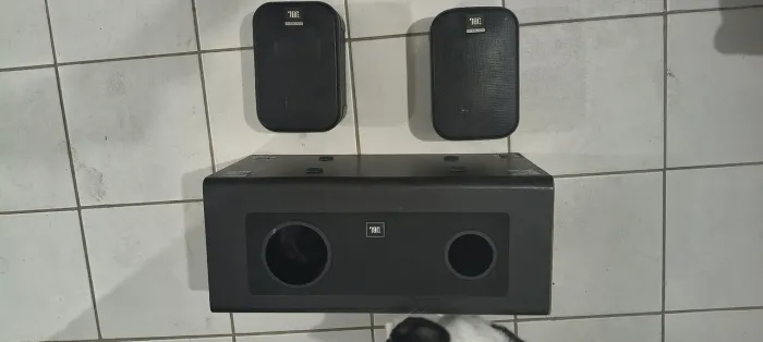 Caixa de som JBL mais Subwoofer<br><br>Dependendo do lugar de SP eu entrego <br>Watts *