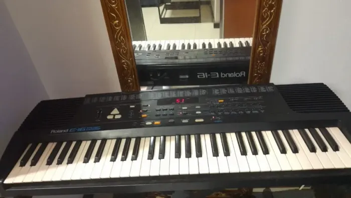 Teclado Roland E-16 Intelligent Synthesizer
