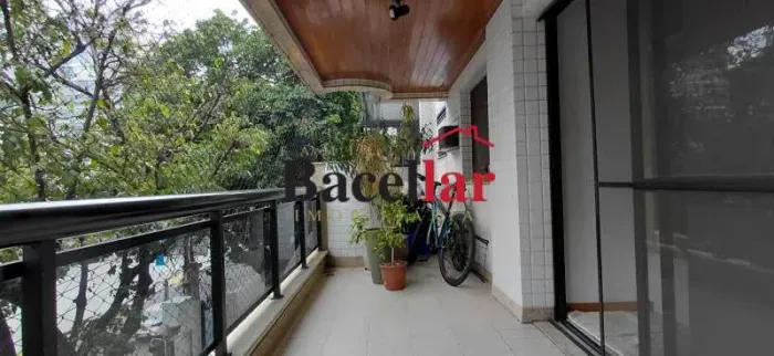 VARANDA, SALA TRÊS QUARTOS, UM SUÍTE, DUAS VAGAS DE GARAGEM!!!