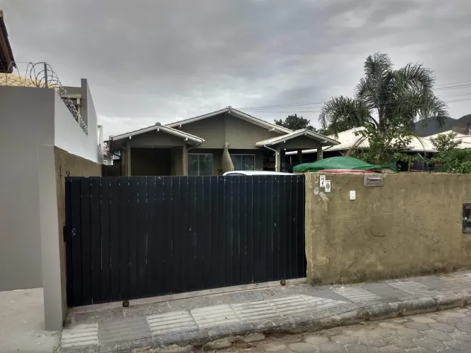 Alugo casa