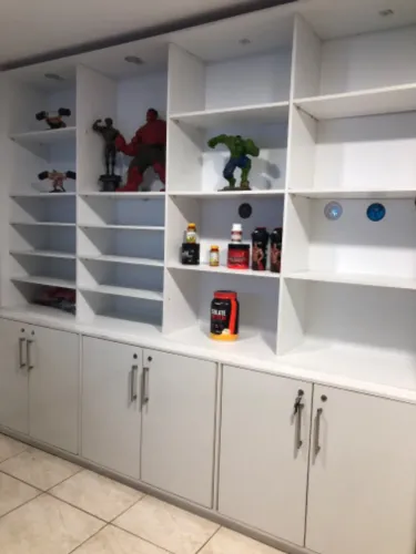 Vende se um móvel de madeira pura com 6 porta e prateleiras