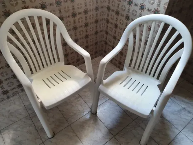 Vendo duas cadeiras poltronas de plástico da marca Grosfillex em bom estado