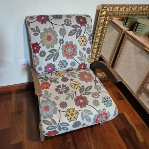 POLTRONA - ESPUMA DE DENSIDADE - LIMPA - SEM DEFOMRIDADES