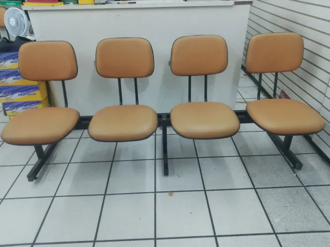 Vendo banco com 4 lugares semi novo 150,00
