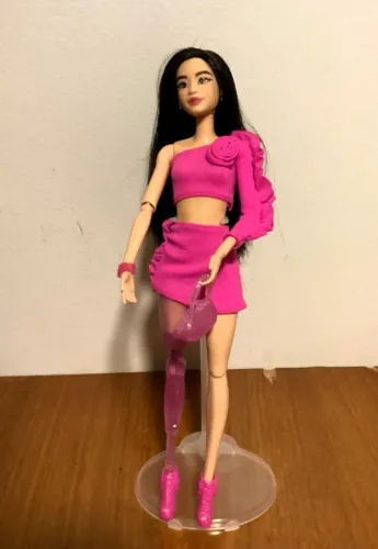 Barbie Deluxe Style #2 com perna protética