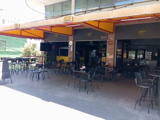 Restaurante e choperia em funcionamento