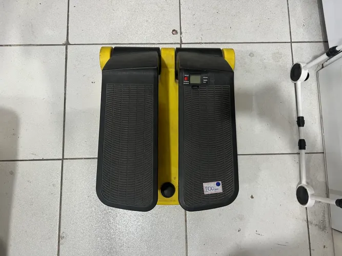 Simulador de caminhada amarelo
