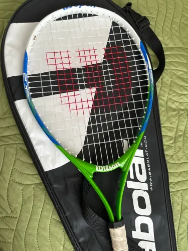 Raquete Wilson para tênis. Ideal para crianças ou iniciantes. Acompanha capa protetor 