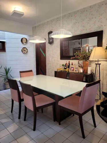 CONJUNTO DE MESA DE JANTAR COM APARADOR