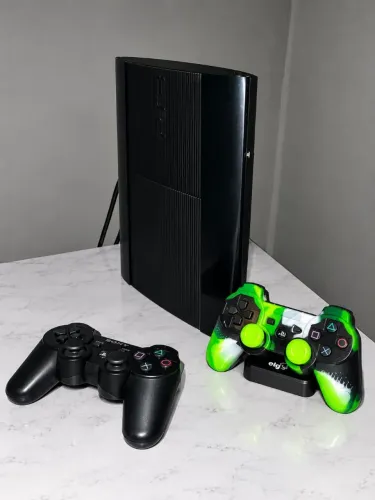 PS3 Super Slim Desbloqueado 1TB de Armazenamento + 2 Controles