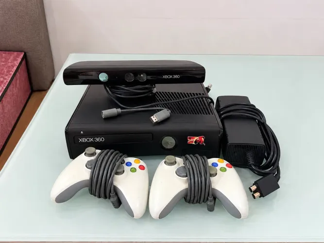 XBOX 360 - com 2 controles e kinect 