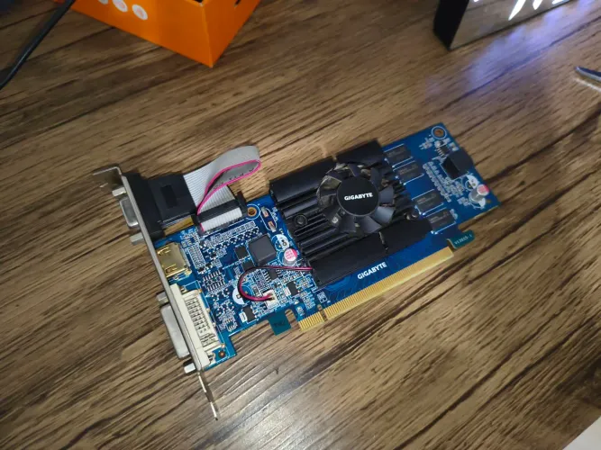 Placa de vídeo Gigabyte GT210 1gb