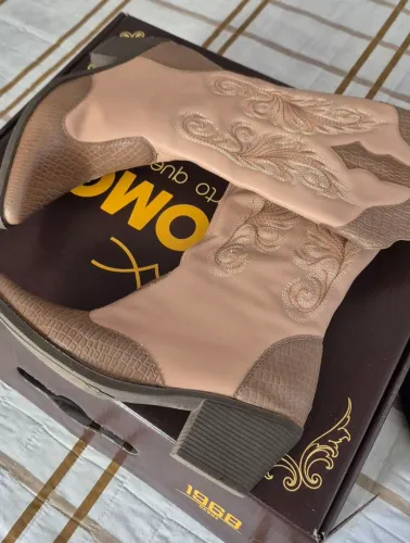 Bota bico fino tamanho 35