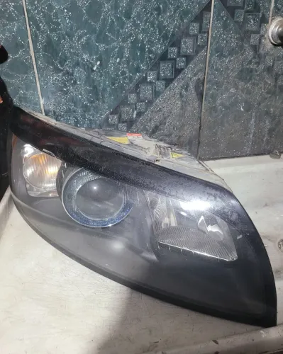 Farol VOLVO C30 T5 2008 original ótimo estado temos o par