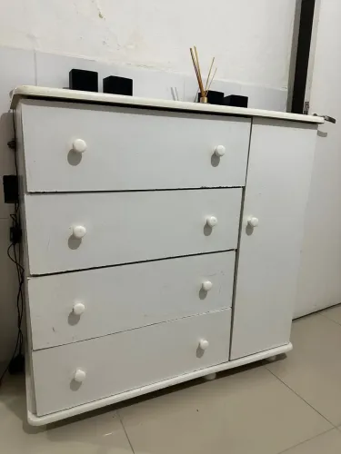 Cômoda 4 gavetas 1 porta 