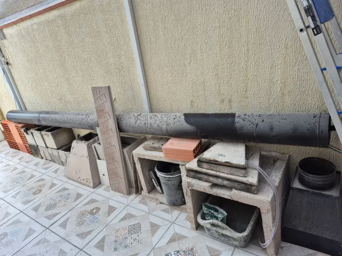 Vende se churrasqueira pré moldada com chaminé. 
