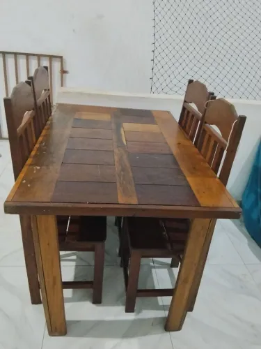 Vendo mesa com 4 cadeiras