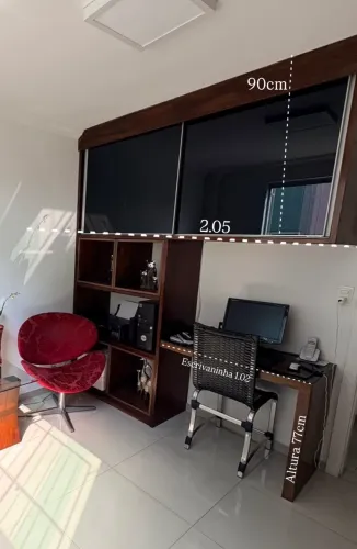 Escrivaninha com nicho e armário com porta de vidro