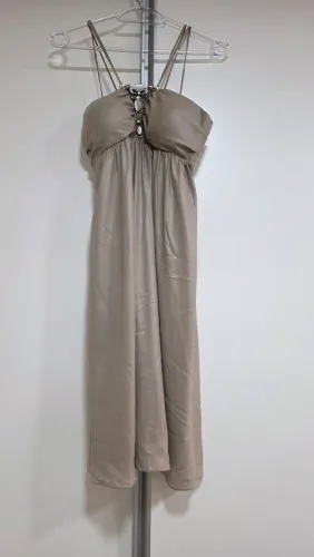 Vendo vestido cor areia com pedraria
