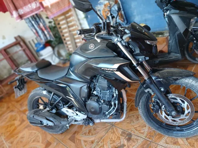 Vendo 250 valor 23 mil ta quitada no ponto de transferir