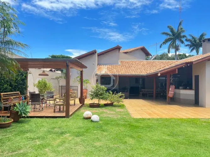 CASA COM AMPLO QUINTAL