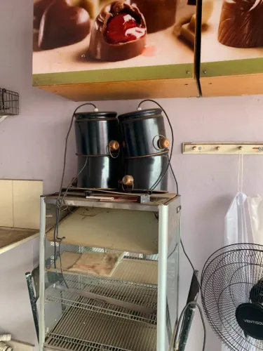 Móveis e equipamentos para restaurantes.
