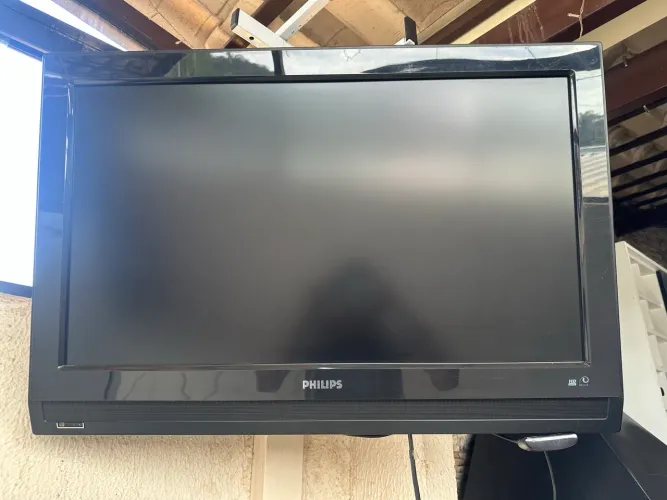 Vendo TV Philips 32? (não é Smart) + Aparelho Roku