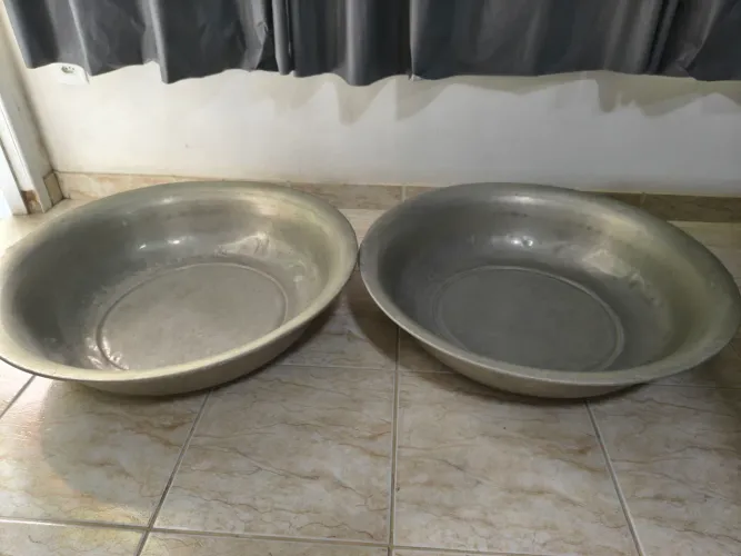 Duas Bacias de alumínio grande com 70cm de diâmetro e 18cm de altura.