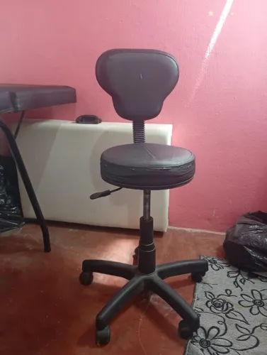 Mocho / Cadeira Giratória de Estética com Rodas e Regulagem de Altura - Preta