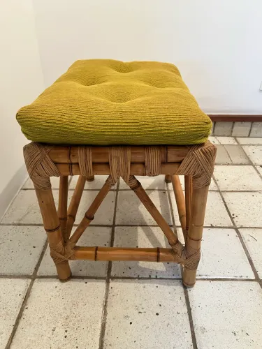 Banqueta de bambu com almofada