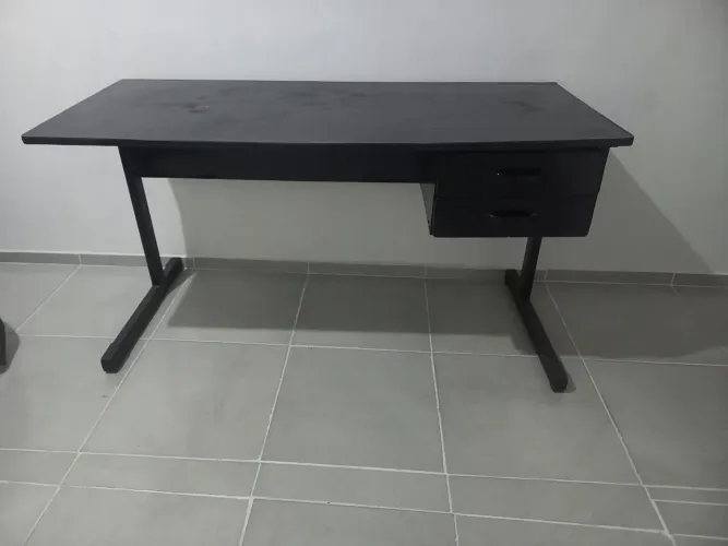 Escrivaninha mesa pra estudos e escritório preta de madeira