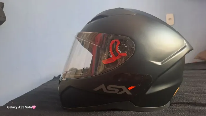 Capacete ASX nunca usado, vem com uma capa, no valor de R$ 300,00