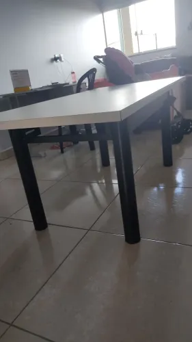 Mesa Multiuso Branca com Pés de Ferro Pretos - Seminova