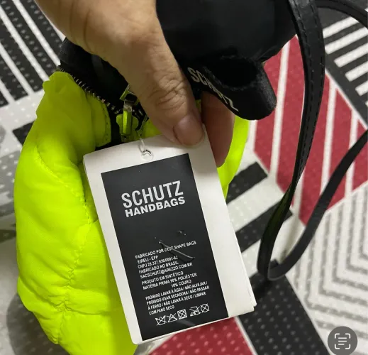 Bolsa Schutz preta em tecido 
