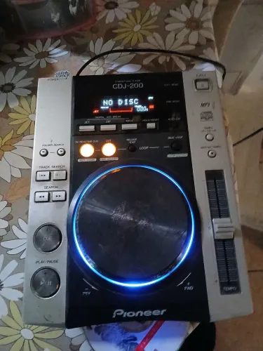 CDJ 200 com defeito.