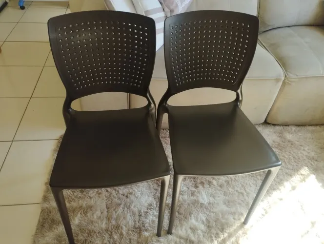Vendo 2 cadeiras Tramontina polipropileno e fibra de vidro, suporta até 182 quilos.