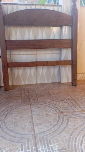 Cama de solteiro de Sucupira maciça