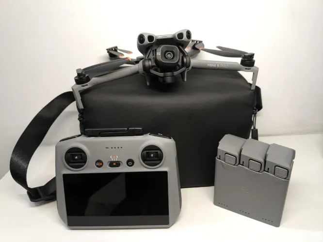 Dji mini 5 pro combo plus com controle de tela , apenas 1 ciclos completo em promoção.
