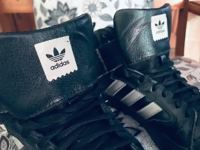 Tenis Adidas cano Baixo 39