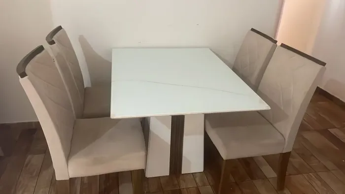 Mesa com 4 cadeiras