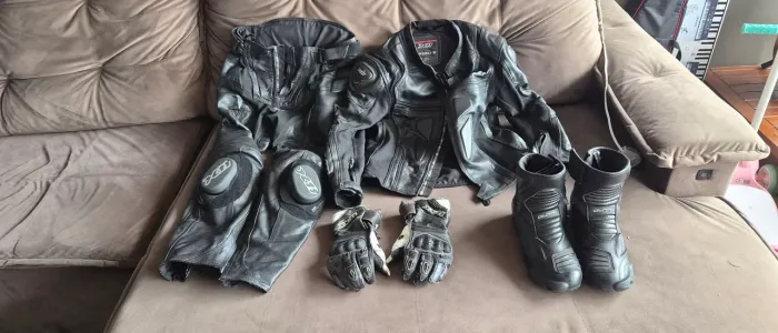 Conjunto completo para motoqueiro em perfeito estado.