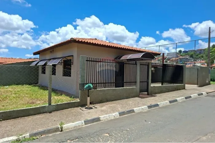 CASA a venda em SERRA NEGRA 99,5 M2 ÁREA CONSTRUÍDA, 210M2 ÁREA TOTAL , 06 VAGAS NA GARAGE