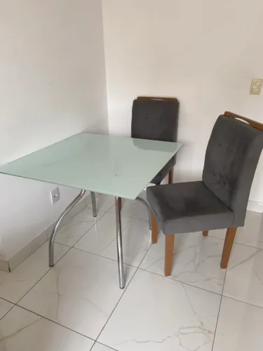 Mesa com duas cadeiras quadrada 1x1m