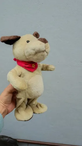 Cachorro brinquedo pelúcia