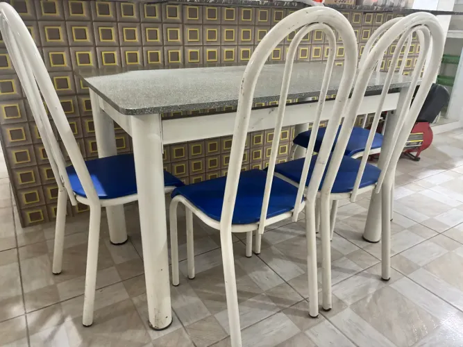 Mesa com 04 cadeiras
