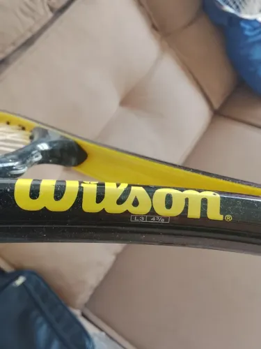 Raquete de tênis marca Wilson