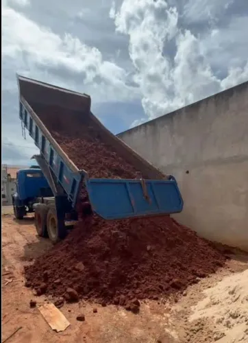 Doação Caminhão de terra